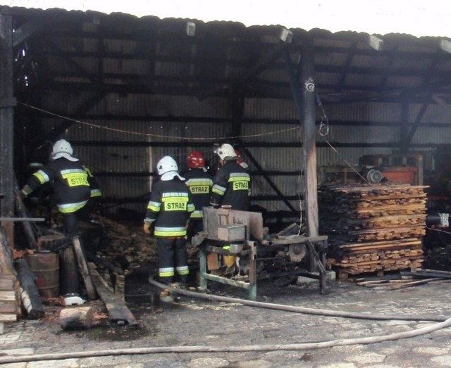 Strażacy dogaszają pożar w Skrzypiowie.
