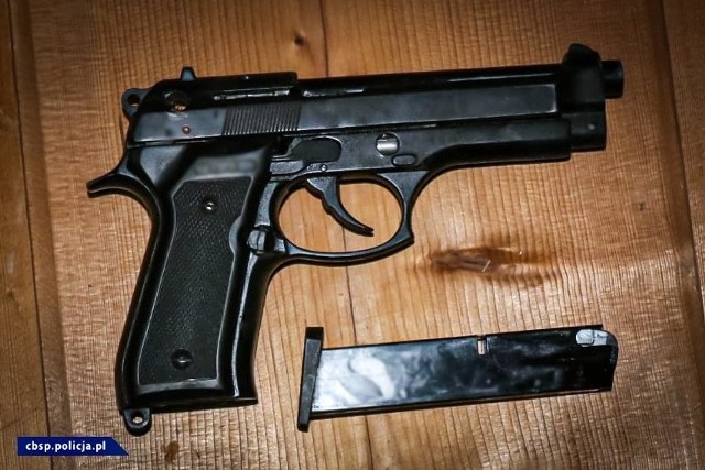 U zatrzymanego 51-latka strzeleccy policjanci znaleźli przedmiot przypominający broń. Zdjęcie ilustracyjne.