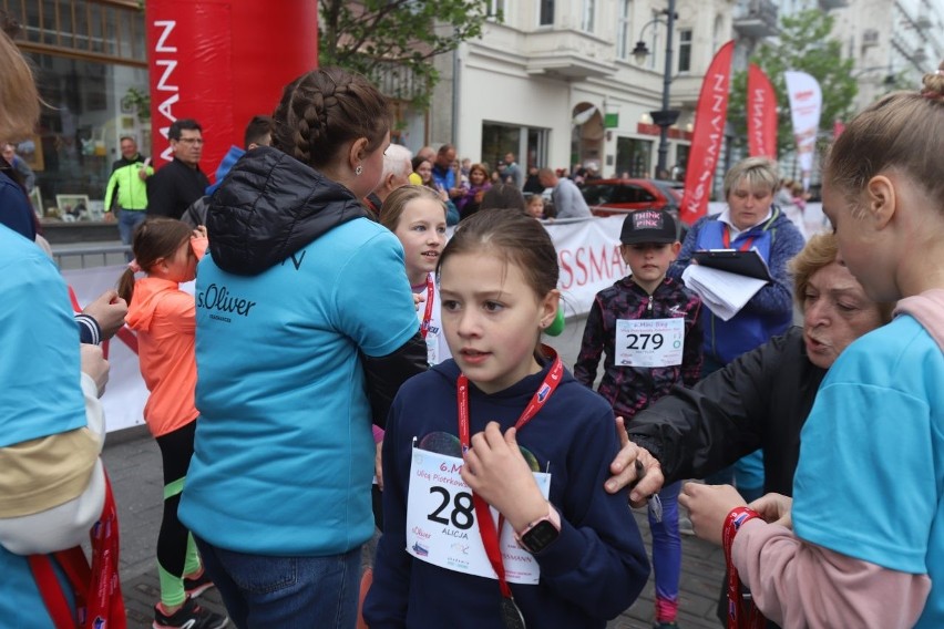 Bieg ulicą Piotrkowską. Rossmann Run 2022. Dzieci i młodzież na starcie ZDJĘCIA 