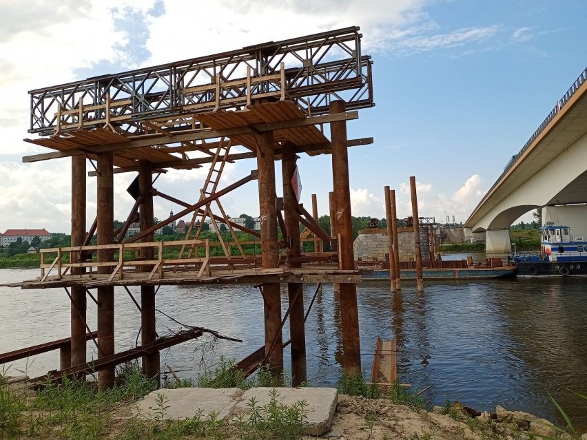Konstrukcja mostu w Sandomierzu rozebrana. Ważyła blisko 2,5 tysiąca ton! Zobaczcie zdjęcia 