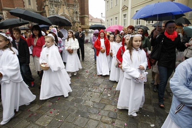 Wrocław: Procesja z okazji Bożego Ciała. Tysiące wiernych (ZDJĘCIA)