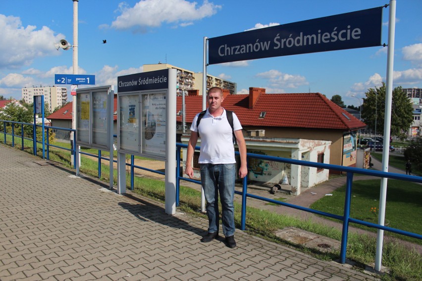 Dariusz Bartosiewicz na stacji  Chrzanów Śródmieście.