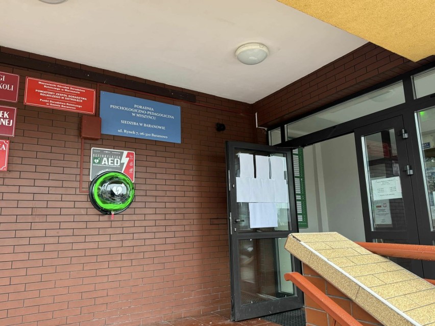 Kapsuła z defibrylatorem AED została zamontowana na budynku Urzędu Gminy w Baranowie