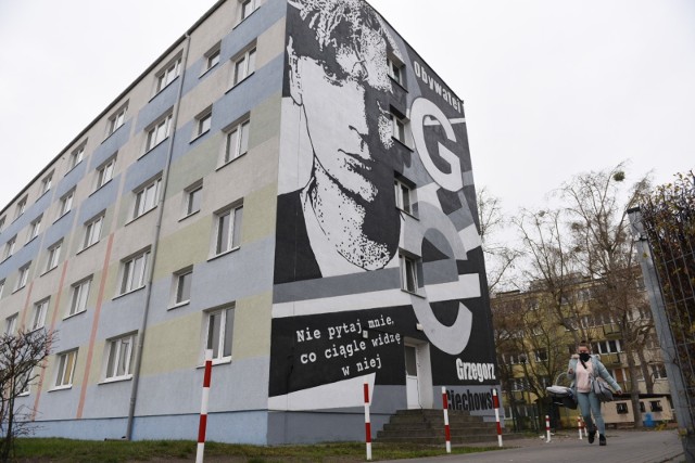 Przy ul. Reja w Toruniu powstał mural poświęcony Grzegorzowi Ciechowskiemu. Zobacz zdjęcia!