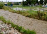 Nowy Sącz. Wylał potok na osiedlu Poręba Mała. Interweniują strażacy [ZDJĘCIA]