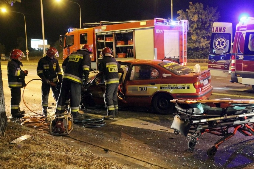 Wypadek taksówki na ul. Krzywoustego we Wrocławiu -...