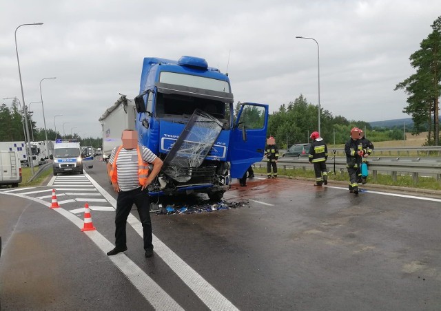 Zgłoszenie o zdarzeniu wpłynęło do Centrum Powiadamiania Ratunkowego dzisiaj o godz. 9:09.Zdjęcia pochodzą z grupy Kolizyjne Podlasie. Znajdziesz tam więcej fotografii z aktualnych zdarzeń drogowych w woj. podlaskim.Wypadek na krajowej ósemce. Tir uderzył w ekran akustyczny