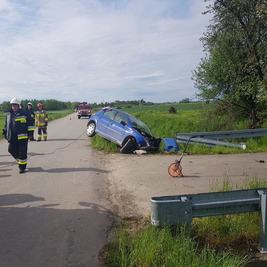 Groźny wypadek w Gorzycach. Kierująca osobowym peugeotem uderzyła w przepust drogowy. Ranna kobieta trafiła do szpitala [ZDJĘCIA]