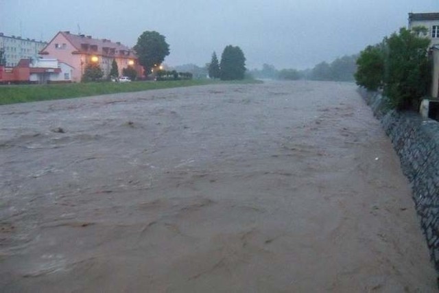 Wezbrana Biała Głuchołaska w Głuchołazach, 28 maja 2014.