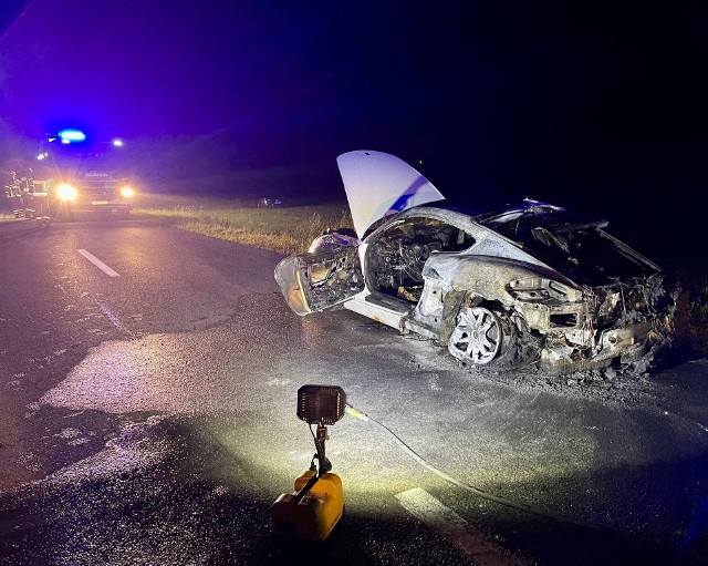 Właściciel spalonego porsche opuścił samochód i zawiadomił straż pożarną.