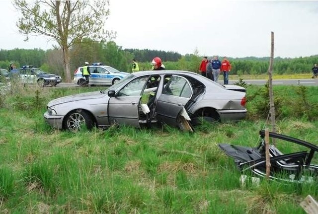 W wyniku tego zderzenia hyundai zatrzymał się w rowie, a kierujący pojazdem BMW daleko w polu.