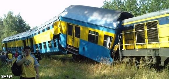 W miejscowości Korzybie zderzyły się czołowo dwa pociągi...