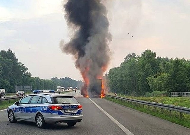 Pożar ciężarówki na autostradzie A4 na wysokości węzła Opole Zachód - 16 lipca 2021.
