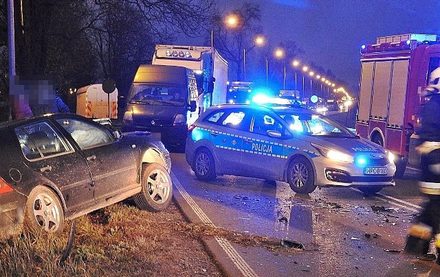 Na drodze wojewódzkiej 241 doszło do zderzenia dwóch aut