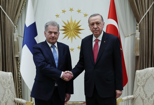 Prezydent Turcji Recep Tayyip Erdogan (z prawej) rozmawiał ze swoim fińskim odpowiednikiem Saulim Niinisto. Turecki przywódca ogłosił rozpoczęcie procesu ratyfikacji akcesji Finlandii do NATO