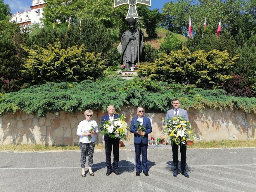 Od lewej: Kwiaty złożyli Grażyna Szklarska, członek zarządu...