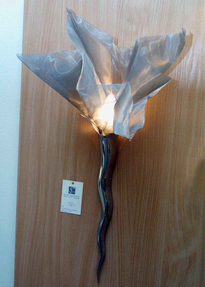 Lampa  kwiat wykonana jest z miękkiej, metalowej siatki....
