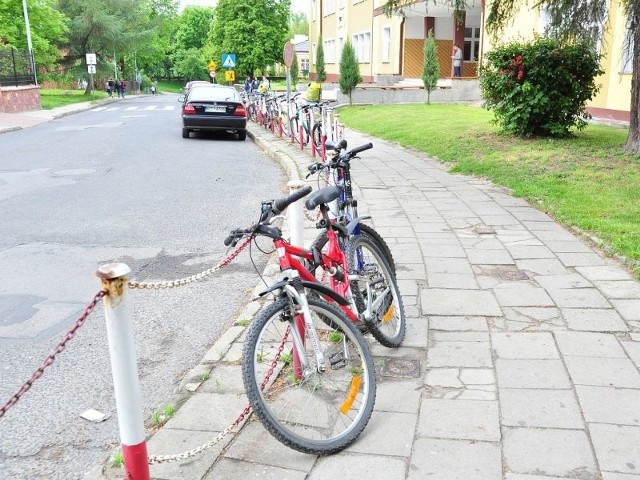 To częsty obraz przy tarnobrzeskich szkołach, gdzie uczeń ma ograniczony wybór do pozostawienia swojego roweru. Na zdjęciu widok sprzed Gimnazjum numer 1 w Tarnobrzegu.