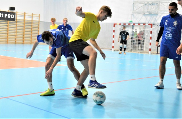 Stawką meczu WKS Koniusza (niebieskie koszulki) z Młodymi Ziemniakami był awans do półfinału.