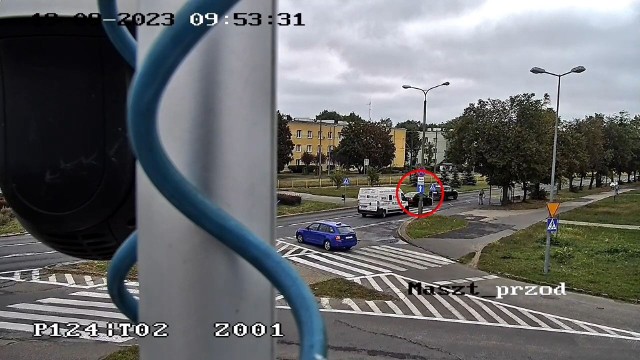 Do działań policjanci wykorzystali mobilne centrum monitoringu, przy pomocy którego obserwowali rejon skrzyżowania ulicy Wojska Polskiego i Kombatantów w Bydgoszczy.