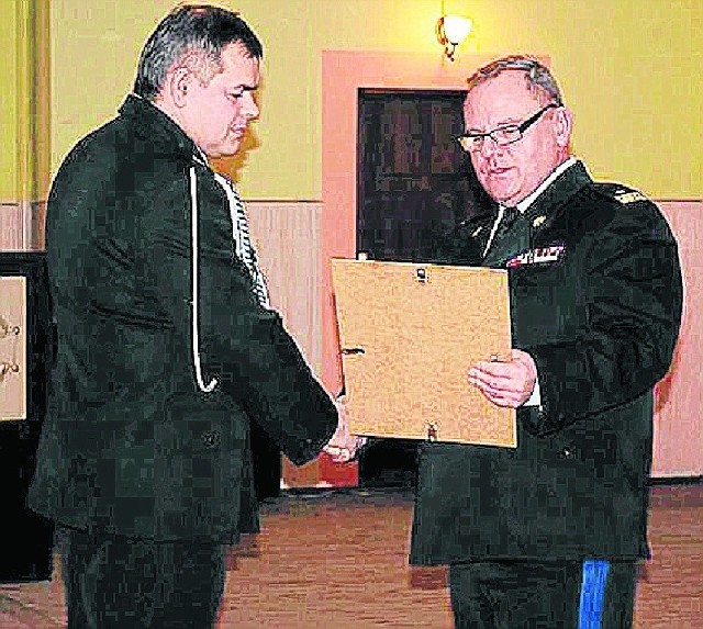 Generał Zbigniew Muszczak (z prawej) przekazuje Leszkowi Waseli akt prawny włączający jednostkę do krajowego systemu.