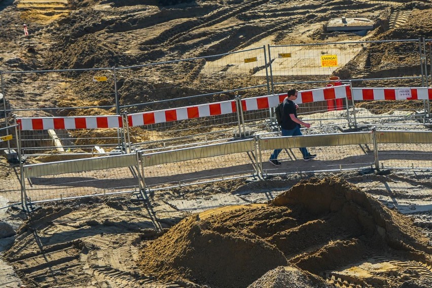 Spacerem przez plac budowy - nie ma innego wyjścia na ul....