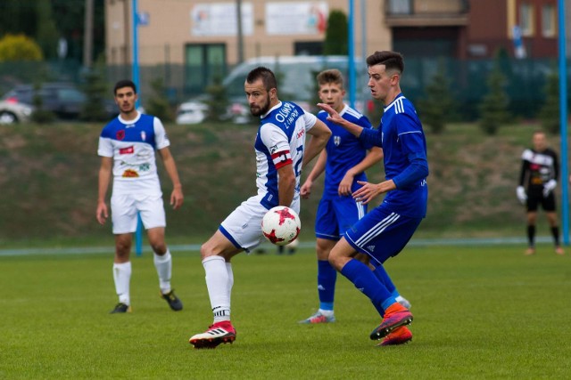 Kamil Jackiewicz (biało-niebieski strój) to najlepszy strzelec Olimpii Zambrów, a ostatnio także trener tej drużyny.