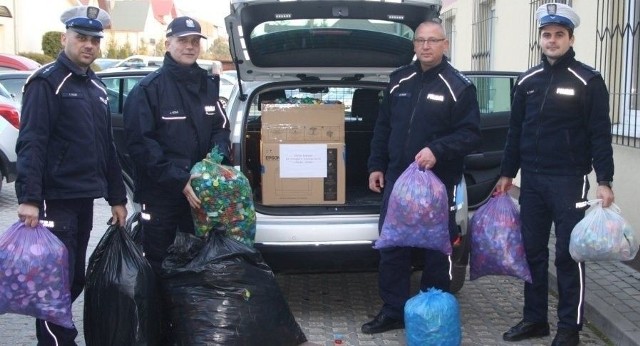 Buscy policjanci przekazali kilkanaście work&oacute;w nakrętek 13 - letniemu Karolowi, kt&oacute;ry od 5 lat choruje na cukrzycę.