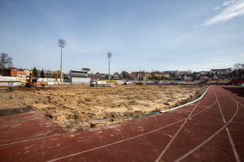 Stanu prac przy murawie stadionu w Chojnicach na dzień 17...