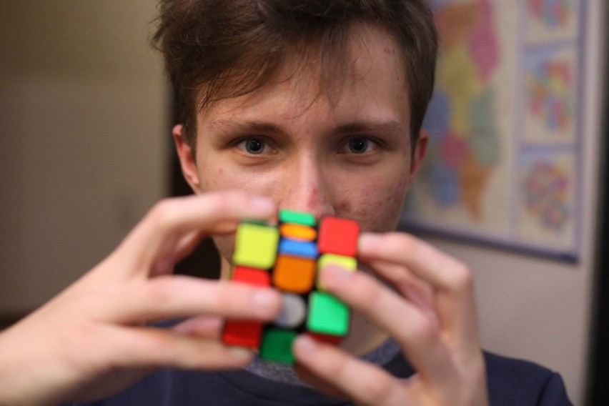 19-letni Łukasz Burliga z Niepołomic został mistrzem w szybkim układaniu kostki Rubika [ZDJĘCIA] 