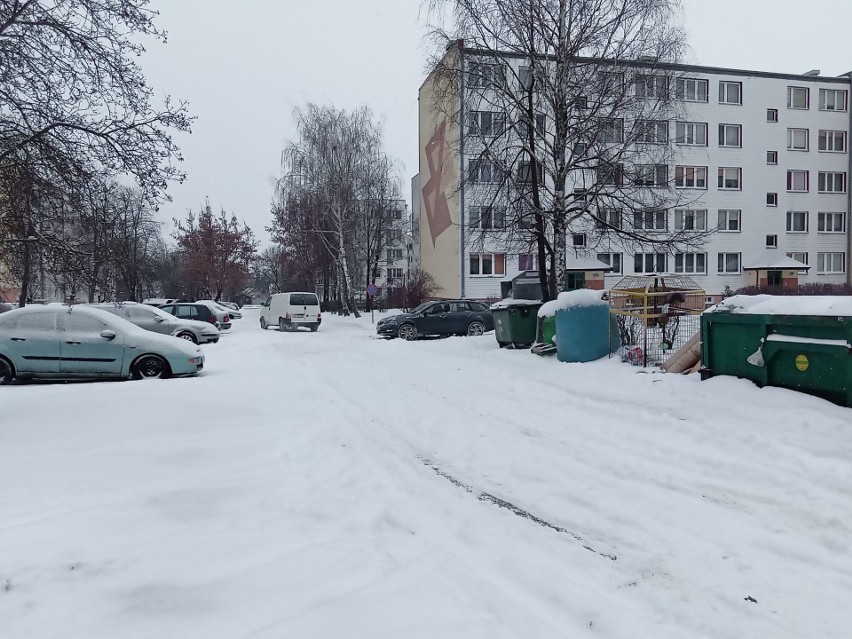 Ostrów Mazowiecka. Zima paraliżuje miasto. Pełno śniegu na ulicach i ciągle pada. Zdjęcia, 9.02.2021