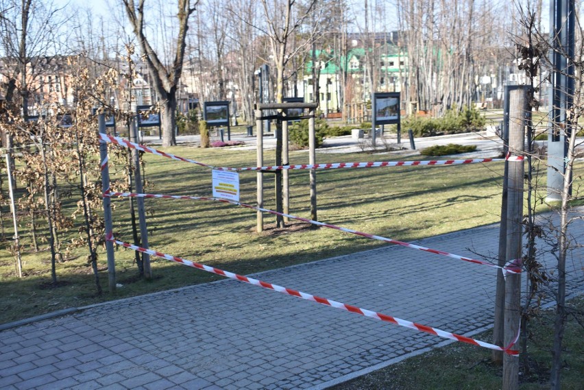 Zakopane. Koniec ze spacerami po parku miejskim. Został zamknięty przez koronawirusa