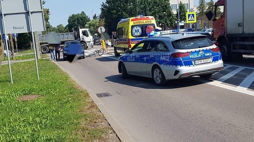 Augustów. 75-latek w skodzie potrącił rowerzystkę na ul. Brzostowskiego. Kobieta trafiła do szpitala [ZDJĘCIA]