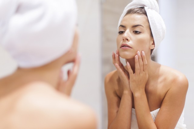 Kobiety w każdym wieku przykładają dużą wagę do pielęgnacji skóry twarzy i makijażu. Niestety pomimo wielu starań niektóre triki, zamiast pomagać cerze, tylko jej szkodzą.