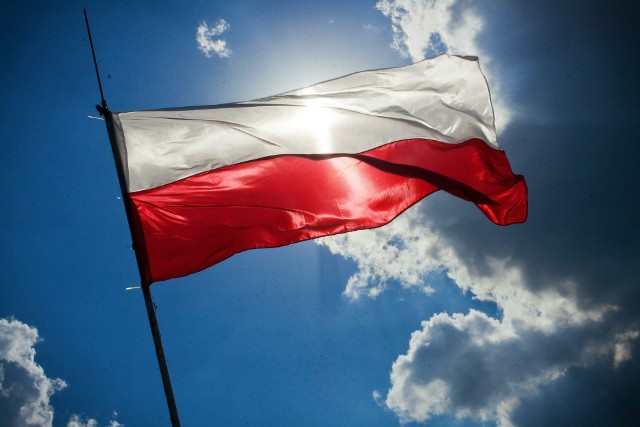 Biało-czerwona flaga Rzeczpospolitej Polski to jeden z trzech symboli państwowych