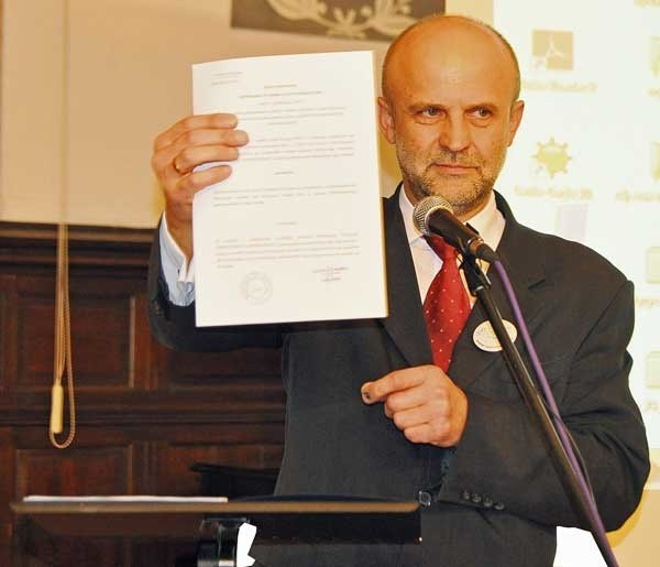 Starosta Krzysztof Lis zaczął konwencję Porozumienia od pokazania postanowienia komisarza wyborczego o zmianie pełnomocnika.