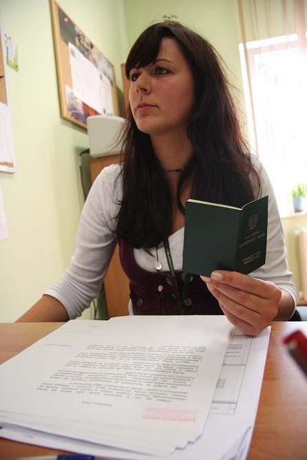 Specjalista wydziału rekrutacji WKU w Zielonej Górze Karolina Jakubowska zajmuje się przyjmowaniem dokumentacji od kandydatów do szkolenia.