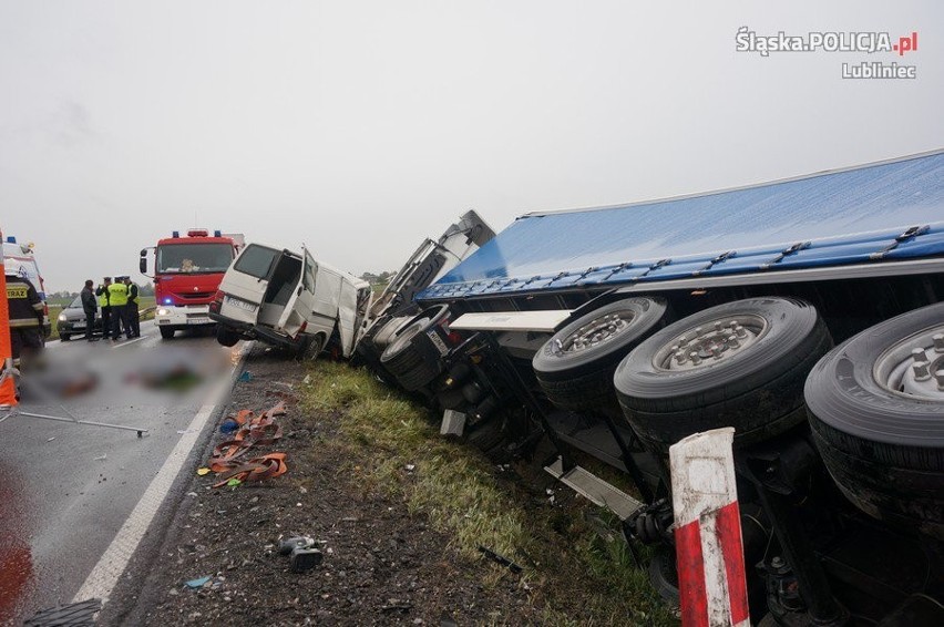 Wypadek w Glinicy. TiR uderzył w busa