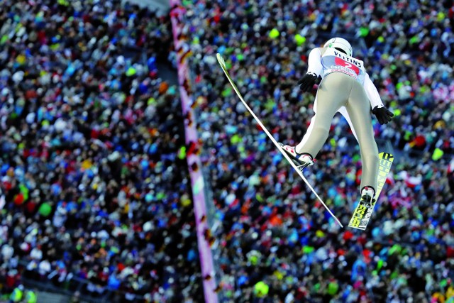 Taki widok - na 27 tysięcy stłoczonych kibiców - miał wczoraj Kamil Stoch, lecąc po drugie miejsce