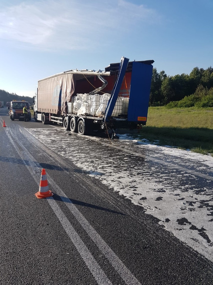 Wypadek na S1 w Mierzęcicach: Zderzył się dwa tiry i osobówka. Lądował LPR