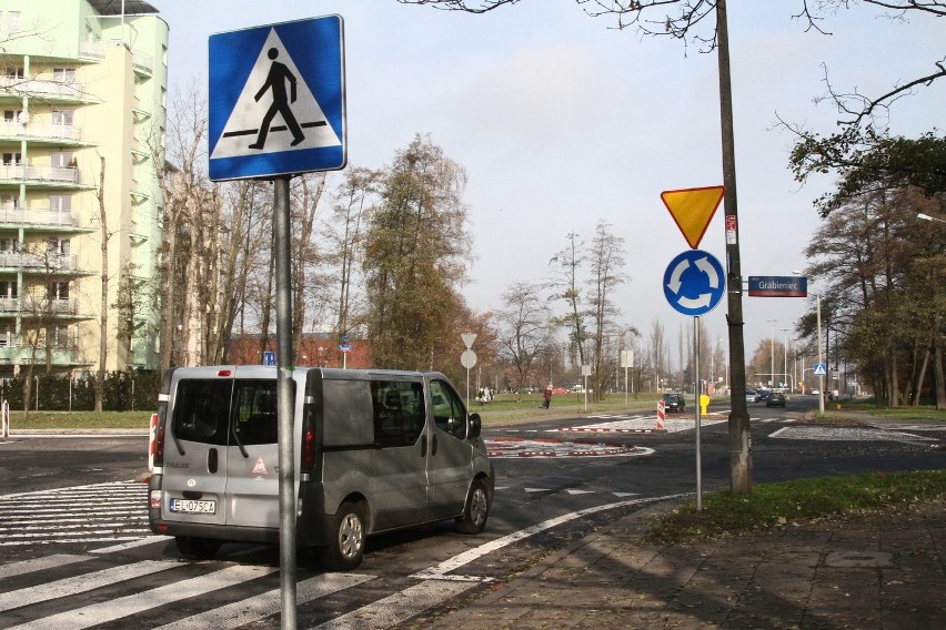 Oznakowanie dróg w Łodzi. Kierowcy narzekają, że znaki nie są widoczne po zmierzchu