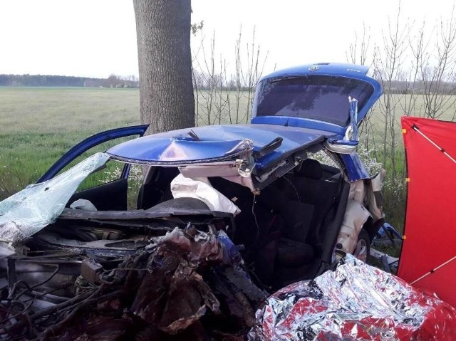 W piątek rano na trasie pomiędzy miejscowościami Skoraszewice i Niepart doszło do wypadku. 20-letni kierowca stracił panowanie nad samochodem marki Volkswagen i uderzył w drzewo. Poniósł śmierć na miejscu. Zobacz więcej zdjęć ---->