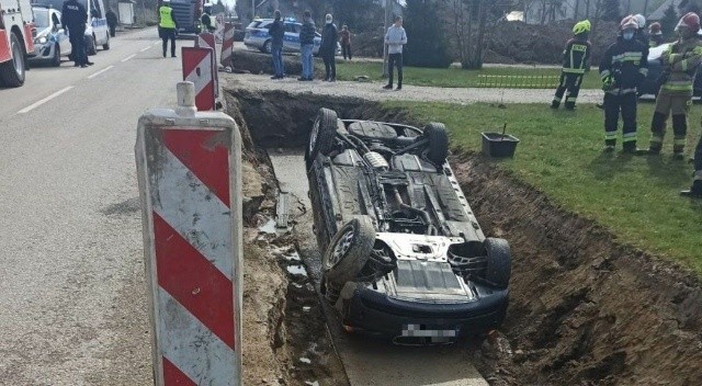 W Wilkowie BMW zjechało z drogi i dachowało w rowie