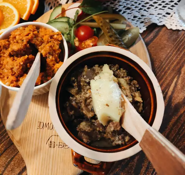 Maść czarownic i paprykarz warmiński to tylko dwie z wielu pysznych przystawek serwowanych w restauracji Cudne Manowce w Olsztynie.