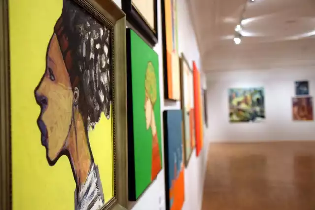 Kilkadziesiąt obrazów twórców młodego pokolenia od 19 stycznia można będzie oglądać w Muzeum Podlaskim w Ratuszu. Wystawa nosi tytuł "bez ram | unframed - malarstwo z kolekcji prywatnej"