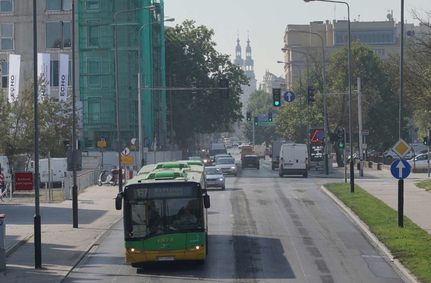 W pierwszym etapie drogowcy frezowali nawierzchnię jezdni,...