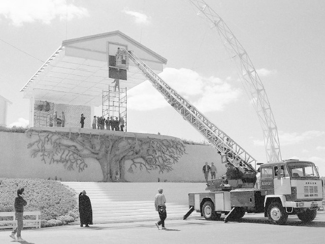 Najwięcej archiwalnych zdjęć dotyczy montowania papieskiego ołtarza. Forma i charakter tej budowli wciąż robią wrażenie.