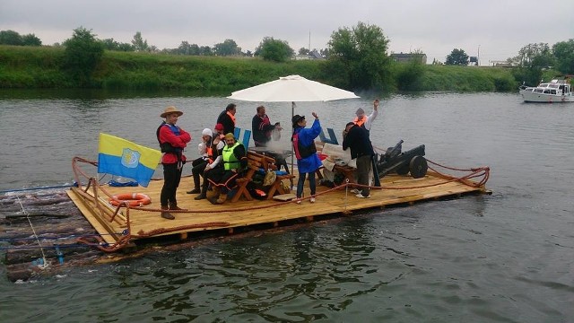 Furorę zrobiła tratwa skonstruowana przez Stowarzyszenie Port Jachtowy Krapkowice, którą z Krapkowic do Opola  popłynęła grupa grodu rycerskiego z Byczyny. 