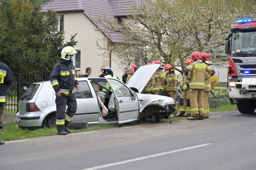 Wypadek w Mokrem pod Grudziądzem. Samochód wjechał w ogrodzenie