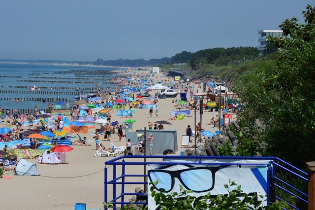 Wakacje rozpoczęte, więc i w Mielnie zaczęli pojawiać się turyści. Pogoda idealnie nadaje się do opalania, na plaży nie brakuje spragnionych promieni słonecznych. Ale uwaga, od czasu do czasu warto schłodzić się w morskiej wodzie.  Zobacz także: Mielno: VI Zlot Starych Traktorów w Łazach